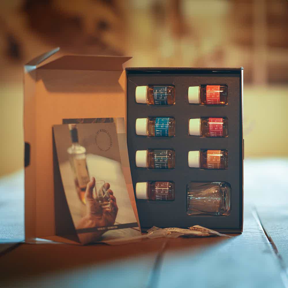 Tasting Box - May 2025: Core expression: Thy, 3 cl, Core Expression - BØG, 3 cl, Sample: Cask 951, 3 cl, Limited Edition: Caramel malt, 3 cl, Core Expression - Spelt-Rye, 3 cl, Limited Edition: Cask 277+174, 3 cl, Sample: PX & Oloroso, 3 cl, Thy Whisky tasting glass (9 cl)
