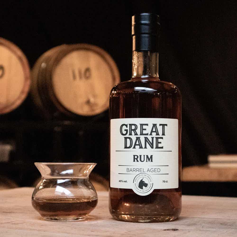 Rum + Rum Glas: Great Dane Barrel Aged Rum, Rum Glass