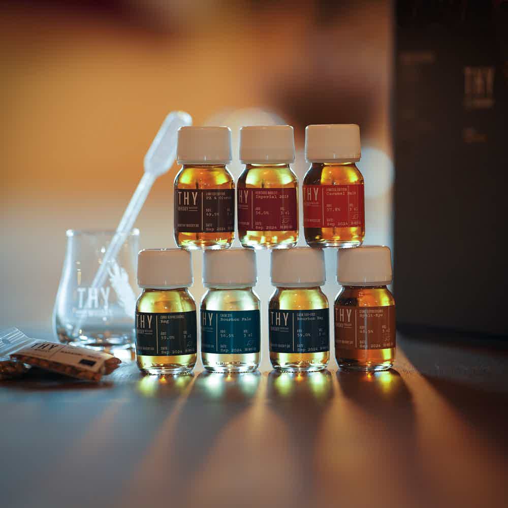 Tasting Box - May 2025: Core expression: Thy, 3 cl, Core Expression - BØG, 3 cl, Sample: Cask 951, 3 cl, Limited Edition: Caramel malt, 3 cl, Core Expression - Spelt-Rye, 3 cl, Limited Edition: Cask 277+174, 3 cl, Sample: PX & Oloroso, 3 cl, Thy Whisky tasting glass (9 cl)