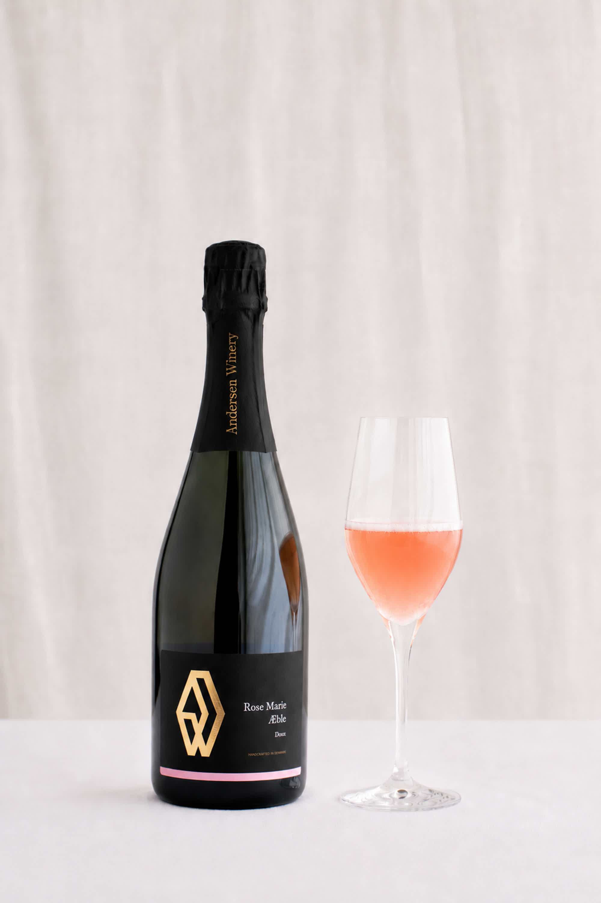 4 mousserende roséer: Elmsfeuer 2024, Rose Marie 2024 ØKO (110900), Rondom 2024 ØKO (050900), Sparkling Rhubarb - Alcohol Free