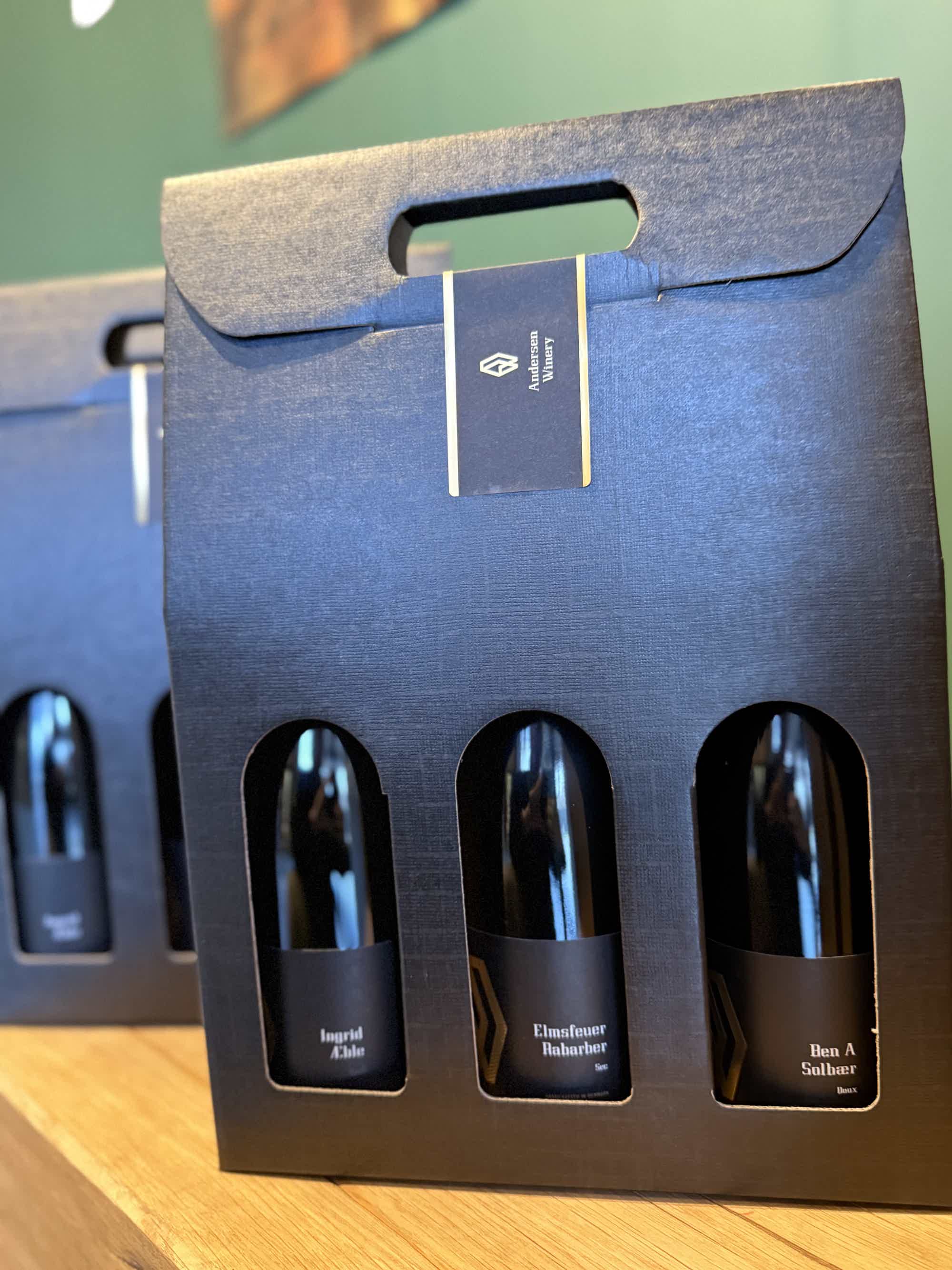 10 års Jubilæumskasse med 3 vintage vine: Ingrid 2016 Vintage, Ben A 2017 Vintage, Elmsfeuer 2018 Vintage