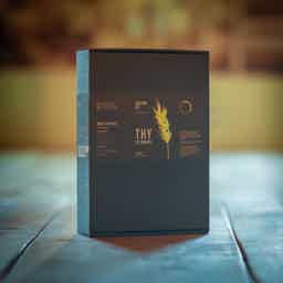 Tasting Box - May 2025: Core expression: Thy, 3 cl, Core Expression - BØG, 3 cl, Sample: Cask 951, 3 cl, Limited Edition: Caramel malt, 3 cl, Core Expression - Spelt-Rye, 3 cl, Limited Edition: Cask 277+174, 3 cl, Sample: PX & Oloroso, 3 cl, Thy Whisky tasting glass (9 cl)