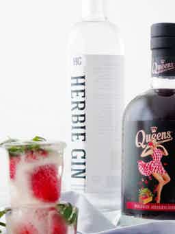 Queen’s Strawberry Liqueur 18.0% 0.7L, Spirits