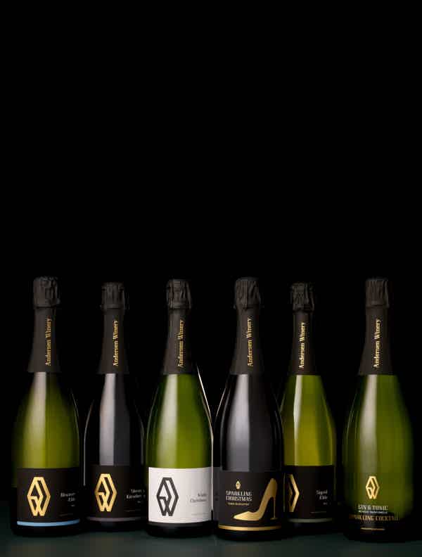 Jule- Og Nytårssmagekasse2025: Discover 2024, Stevns 2023, White Christmas 2025, Sparkling Christmas 2025, Sigrid 2021, Sparkling Gin & Tonic Øko (211001), Onepager_DK, Brochurer info