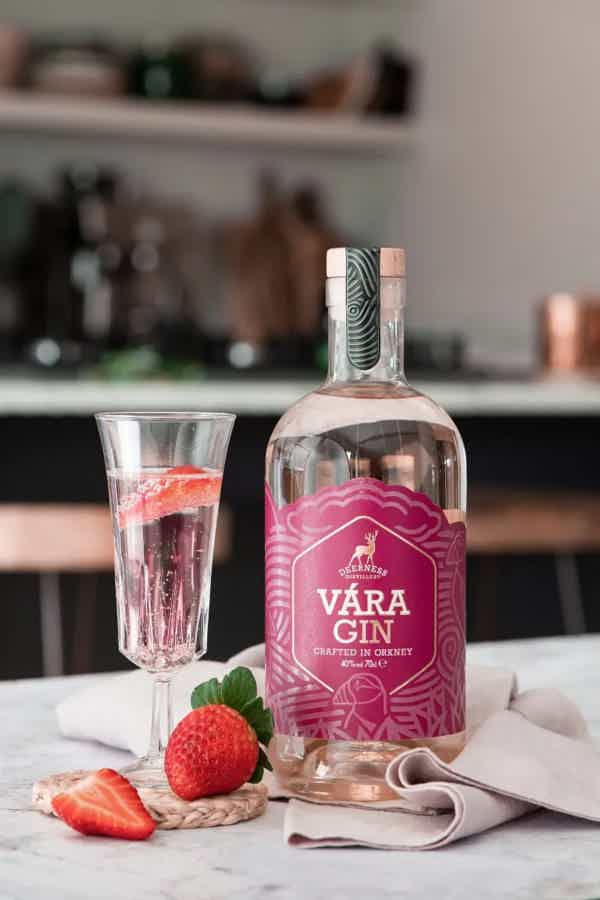 Vára Gin 40.0% 0.7L, Spirits